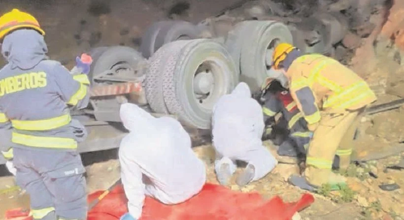 🚨 Tragedia en la Ruta 11-CH: volcamiento de camión deja dos fallecidos y varios heridos