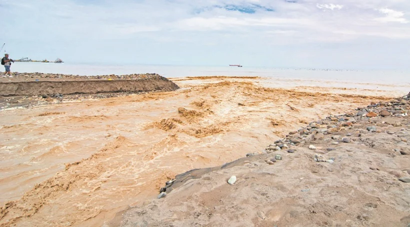 🌊 Río San José llega al mar y tiñe de café la playa Chinchorro