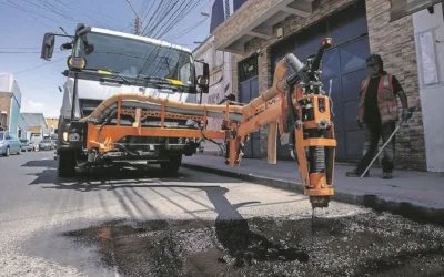 🚧 Arica declara la “guerra a los baches” con moderno camión reparador de pavimentos