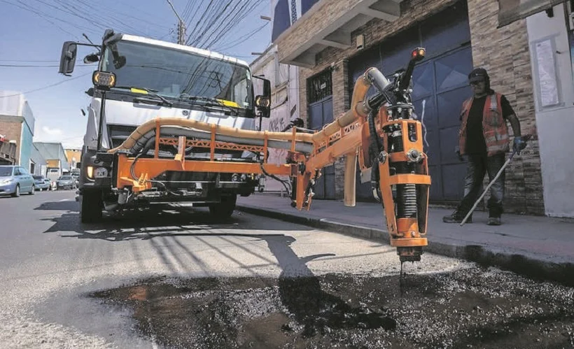 🚧 Arica declara la “guerra a los baches” con moderno camión reparador de pavimentos