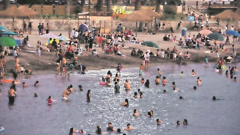 🌙🌊 Baños nocturnos en Arica: más visitantes, más riesgos en el mar