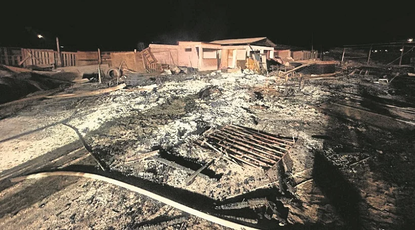 🔥🚨 Tragedia en Acha: mujer muere en incendio que consumió vivienda en Arica